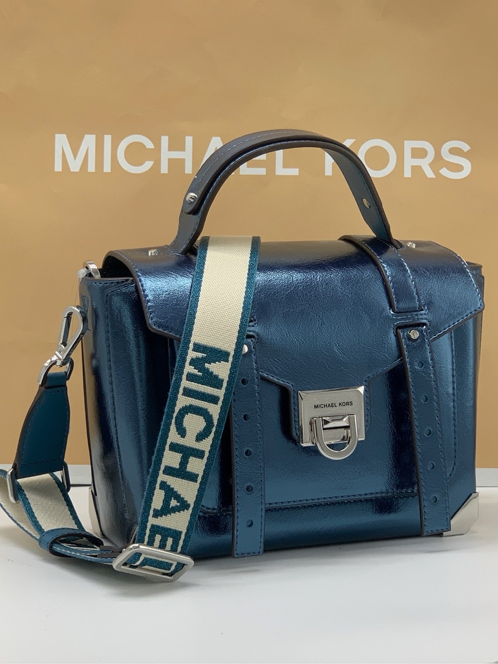 Michael Kors Manhattan Medium Patent
Faux Leather Satchel - Picture 2 of 15